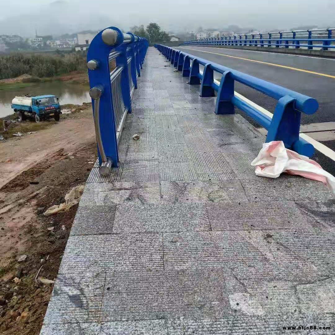 湖南岳陽道路護欄 不銹鋼復合管護欄制作安裝  防撞人行道護欄制作生產  鋼板立柱不銹鋼復合管欄桿價格報價 木紋轉印鋼管