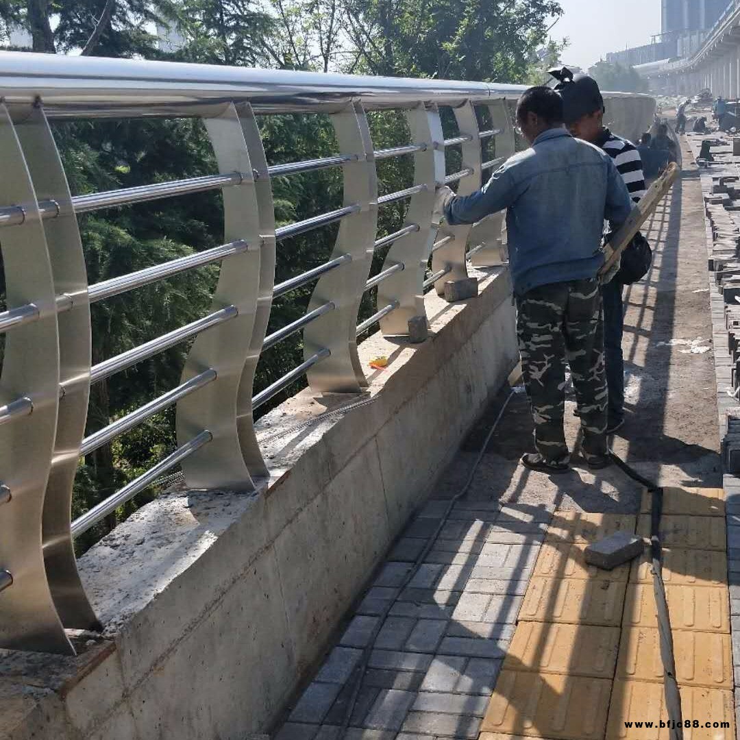 制作各種不銹鋼護欄、防撞碳素鋼護欄鋼板立柱、不銹鋼復合管護欄、不銹鋼復合管欄桿、Q235鋼板立柱切割噴塑、護欄安裝銷售