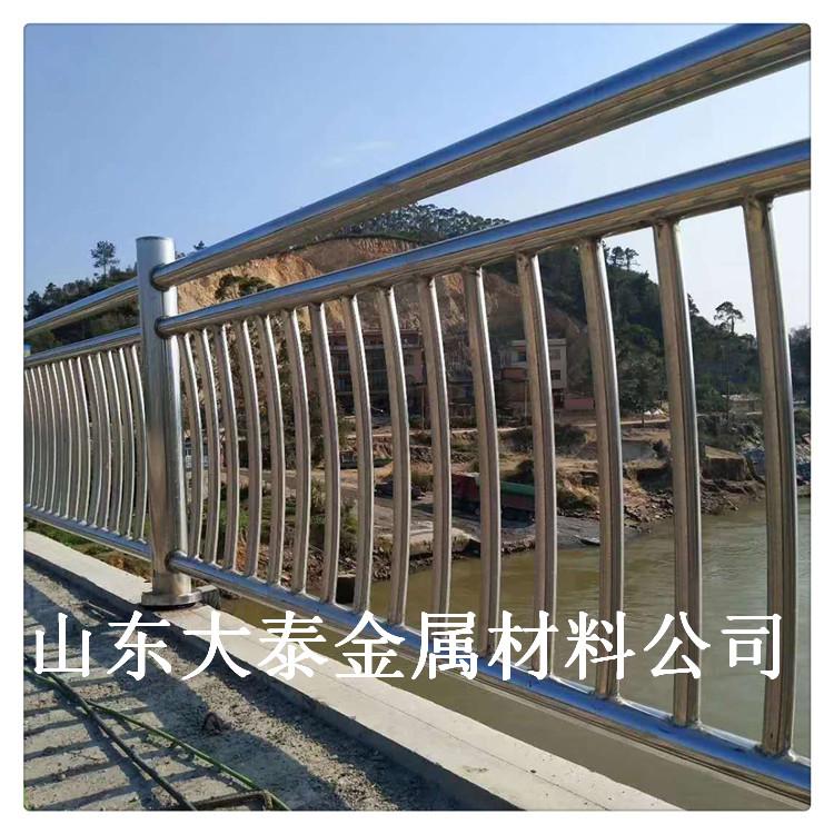 碳鋼鋼管噴塑橋梁欄桿大泰定制加工 鍍鋅鋼板立柱 景觀河道護(hù)欄