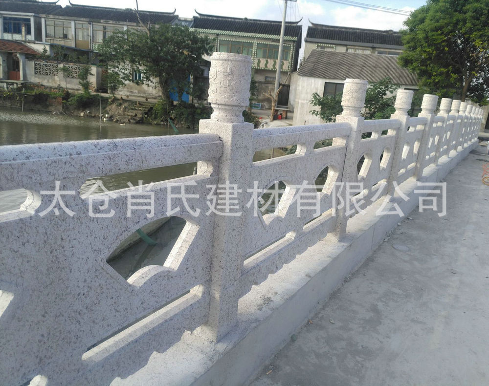 專業(yè)供應(yīng)仿石雕花欄桿 河堤混凝土欄桿 交叉型混凝土欄桿示例圖8