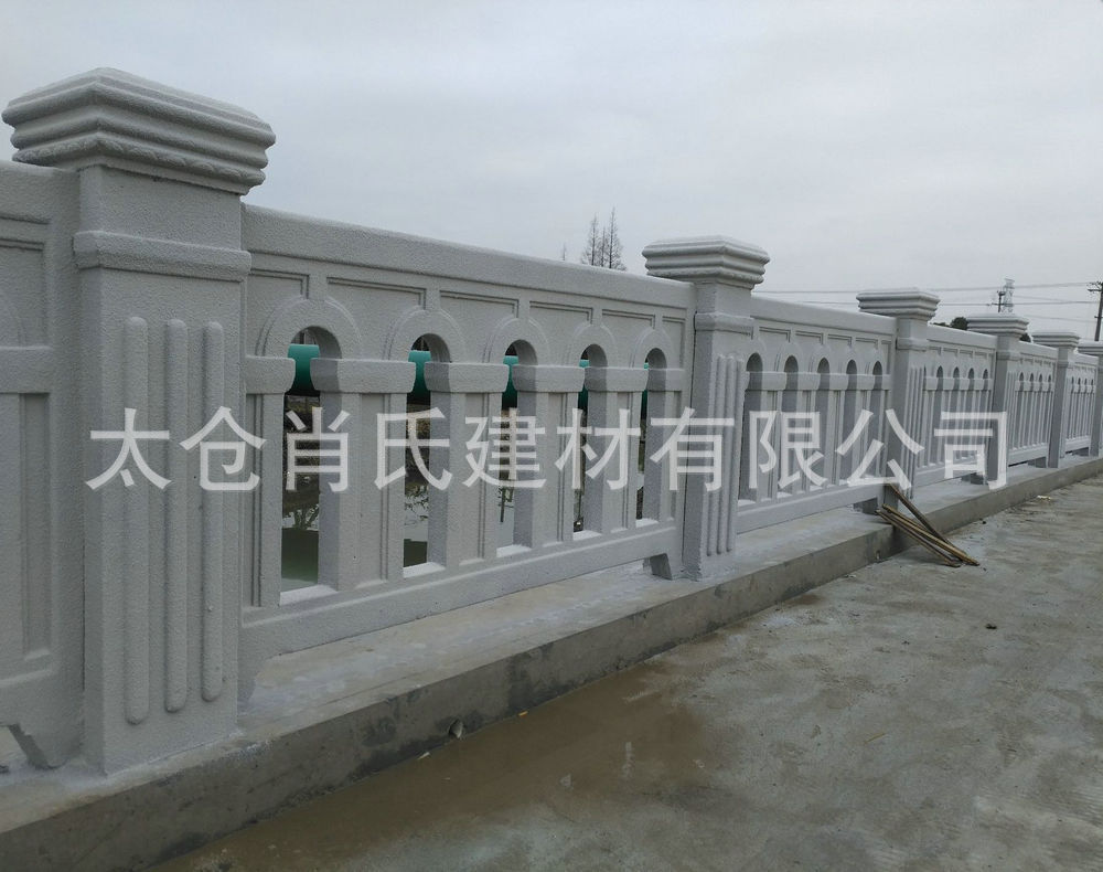 專業(yè)供應(yīng)仿石雕花欄桿 河堤混凝土欄桿 交叉型混凝土欄桿示例圖6