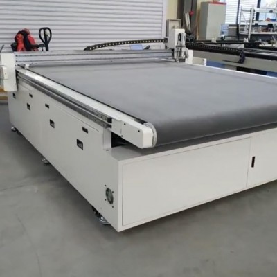 1625箱包振動刀切割機 易銘箱包電腦切割機廠家