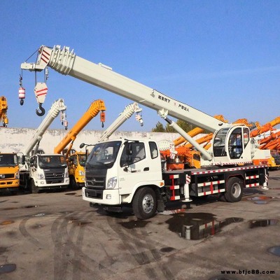 國六福田汽車吊8噸 8噸小型吊車 鋼結(jié)構(gòu)8噸汽車起重機(jī)