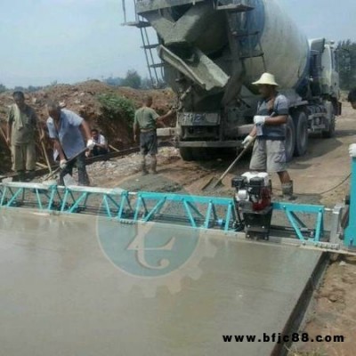 混凝土路面攤鋪機 水泥路面攤平機 汽油振動梁 電動混凝土震搗梁現場試機