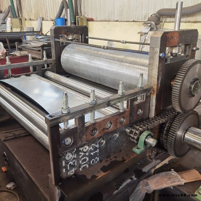 鍍鋅板柳葉壓花機(jī) 門板樓梯板防滑板滾花機(jī) 人字雕花機(jī) 馳恒