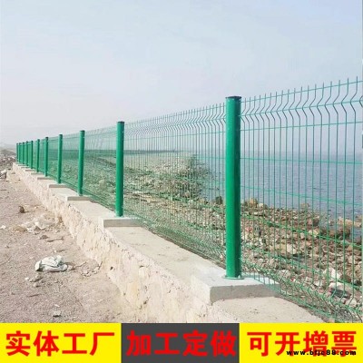 現貨批發三角折彎噴塑護欄網 小區圍欄 監獄隔離 體育場桃型柱防護網 愷嶸特殊規格可加工定做