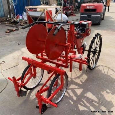 宏工促銷(xiāo)小型自走式地膜覆蓋機(jī) 兩行花生播種覆膜機(jī) 花生膜上扎孔鋪膜播種機(jī)