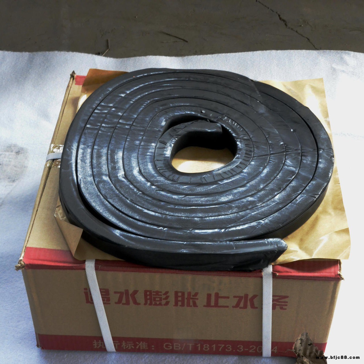 遇水膨脹止水膠條 橡膠止水條膨脹型密封條量大價(jià)優(yōu)惠制品性止水條膩?zhàn)有椭顾畻l沃馳科技