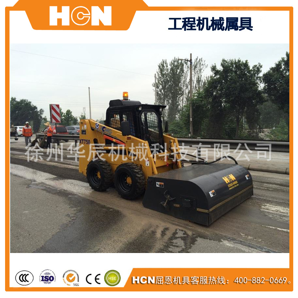 滑移清掃車(chē) 場(chǎng)地清掃滑移清掃車(chē) HCN屈恩機(jī)具滑移清掃車(chē)專注清掃示例圖1