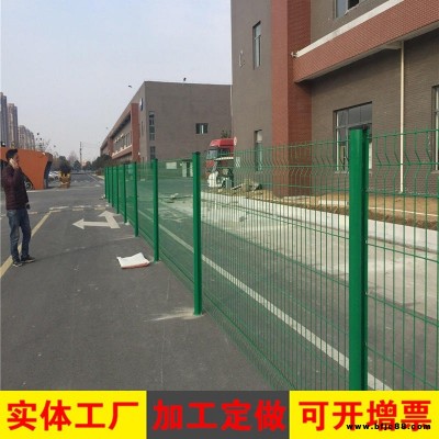 供應(yīng)養(yǎng)殖圈地桃型柱護(hù)欄網(wǎng) 批發(fā)鄉(xiāng)村道路防護(hù) 三角折彎桃型柱護(hù)欄網(wǎng) 愷嶸廠家直銷